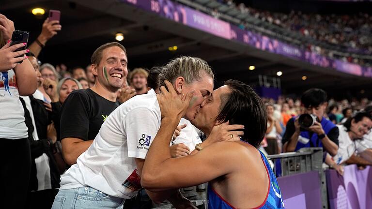 Paralympics Paris 2024 - Leichtathletik       -  Alessandro Ossola machte nach seinem 100-Meter-Rennen seiner Freundin Arianna einen Heiratsantrag.