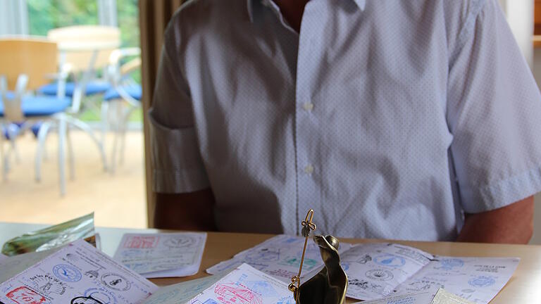 Eduard Hartmann zu Hause mit Souvenirs vom Jakobsweg. Foto: Traudl Baumeister