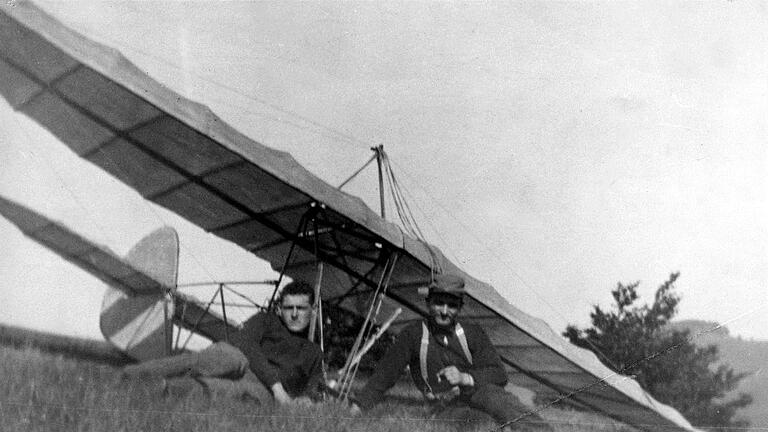 Wilhelm Messerschmitt (links) mit einem französischen Kriegsgefangenen auf dem Heidelstein am 12. September 1915. Foto/Quelle: Airbus corporate heritage       -  Wilhelm Messerschmitt (links) mit einem französischen Kriegsgefangenen auf dem Heidelstein am 12. September 1915. Foto/Quelle: Airbus corporate heritage