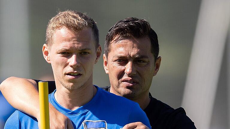 Training Hertha BSC       -  Genaue Anweisungen: Hertha-Trainer Ante Covic (rechts) mit Ondrej Duda.