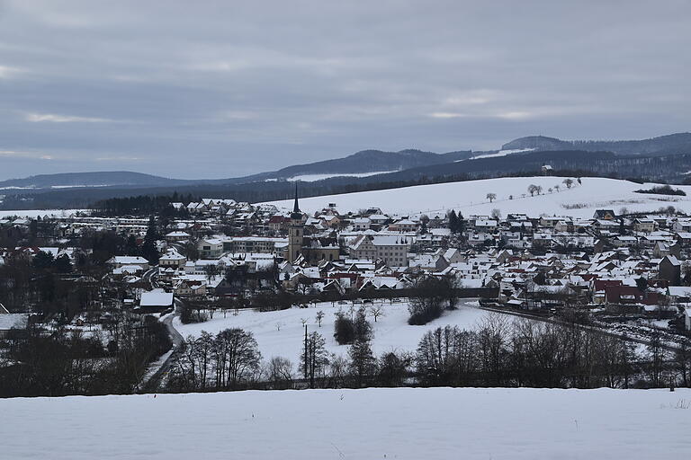 Ein Blick auf das verschneite Fladungen. Die Kinder freuen sich über den Schnee und nutzen ihn gerne zum Schlitten fahren.