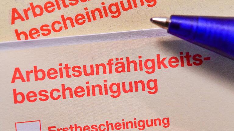 Von wegen elektronische Krankschreibung: Ihre Arbeitsunfähigkeitsbescheinigung bekommen Bayerns Patientinnen und Patienten nach wie vor&nbsp; überwiegend in Papierform.