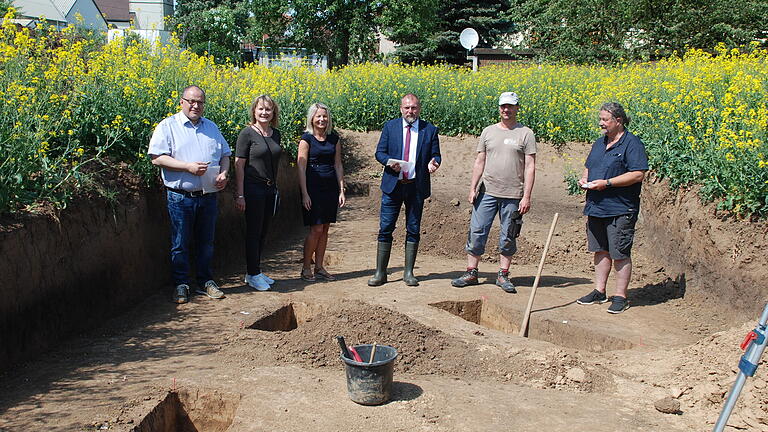 Landrat Thomas Eberth informierte sich vor Ort über die archäologischen Grabungen in Gaukönigshofen. Von links: Martin Umscheid (Leiter Hochbau-, Grundstücks- und Schulverwaltung (ZFB5), Ester Pfeuffer (stellvertretende Bürgermeisterin Gaukönigshofen), Christina Brandel (Gemeinde Gaukönigshofen), Landrat Thomas Ebert, Grabungsleiter Ulrich Müller und Dieter Heyse (Büro für Ausgrabung und Dokumentation).