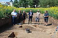 Landrat Thomas Eberth informierte sich vor Ort über die archäologischen Grabungen in Gaukönigshofen. Von links: Martin Umscheid (Leiter Hochbau-, Grundstücks- und Schulverwaltung (ZFB5), Ester Pfeuffer (stellvertretende Bürgermeisterin Gaukönigshofen), Christina Brandel (Gemeinde Gaukönigshofen), Landrat Thomas Ebert, Grabungsleiter Ulrich Müller und Dieter Heyse (Büro für Ausgrabung und Dokumentation).