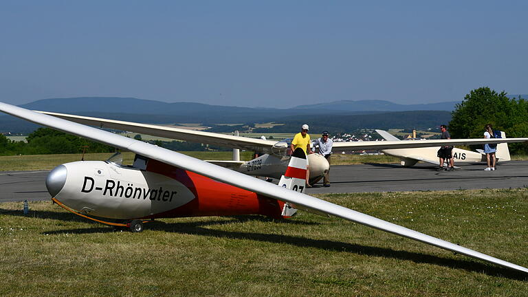 Vom Rhönbussard, der den Namen 'Rhönvater' trägt, gibt es nur noch zwei flugbereite Segler. Er&nbsp; ist eine echte Legende und stammt aus den Ursprungszeiten des Segelsports auf der Wasserkuppe.