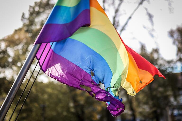 Bei einem homophoben Brandanschlag in Haßfurt zeigte sich bereits in der vergangenen Woche, dass es auch im Haßbergkreis noch starke Vorbehalte gibt gegen queere Menschen. Bei einem homophoben Brandanschlag in Haßfurt zeigte sich bereits in der vergangenen Woche, dass es auch im Haßbergkreis noch starke Vorbehalte gibt gegen queere Menschen.