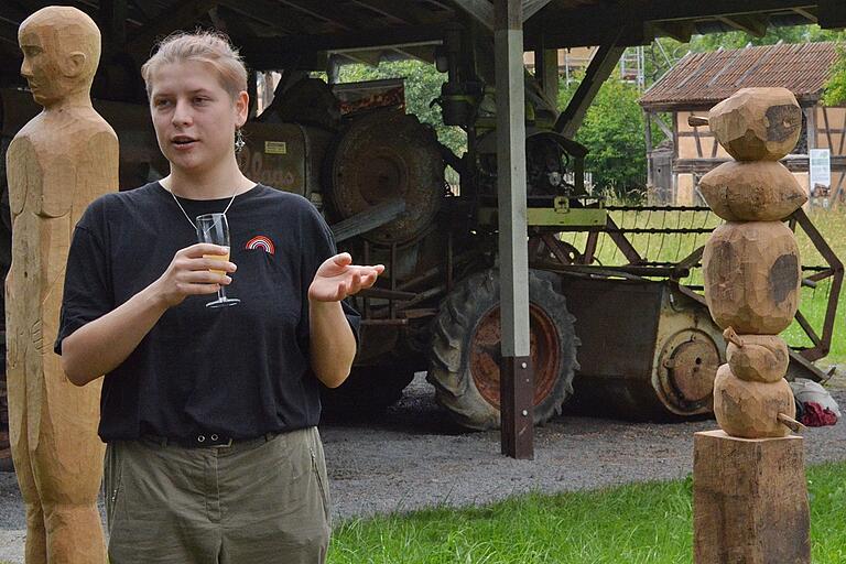 'Fruchtkörper' nennt sich das Werk von Belinda Büchel, eine ausgebildete Holzbildhauerin, das sie gemeinsam mit Joel Hartmann und Maria Boldt geschaffen hat. Es zeigt Früchte, die aufeinandergestapelt sind.