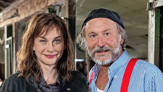 ZDF verfilmt 'Ostfriesenkiller'       -  Bald sollen Klaus Peter Wolfs Ostfriesenkrimis auch ins Fernsehen kommen. Das Bild zeigt den Autor mit der Schauspielerin Christiane Paul, die in den Verfilmungen die Hauptrolle als Kommissarin Ann Kathrin Klaasen übernimmt.