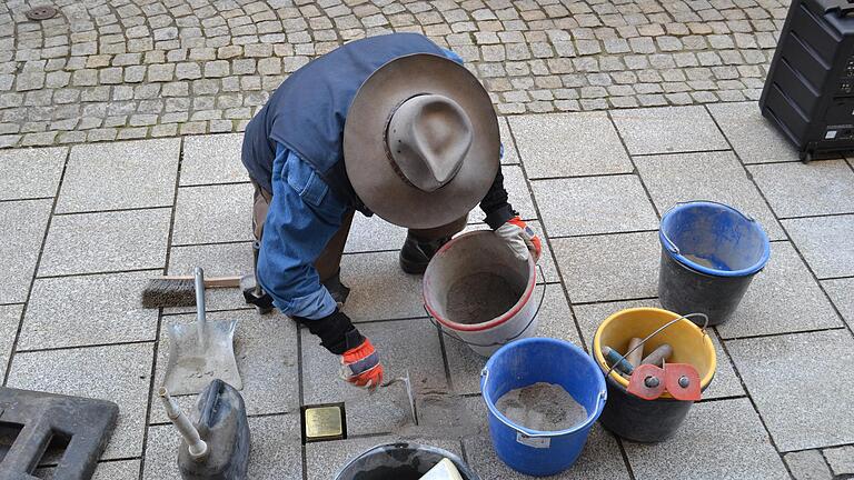 Im Februar hat der Kölner Künstler Gunter Demnig in Bad Brückenau Stolpersteine verlegt. Nun soll es weitere geben.  Dazu hat sich ein offener Arbeitskreis gebildet. Foto: Archiv/Johannes Schlereth       -  Im Februar hat der Kölner Künstler Gunter Demnig in Bad Brückenau Stolpersteine verlegt. Nun soll es weitere geben.  Dazu hat sich ein offener Arbeitskreis gebildet. Foto: Archiv/Johannes Schlereth