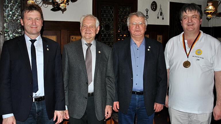 Goldene Ehrennadeln verlieh Jürgen Müller (rechts) an (von links) Thomas Helbling, Wolfgang Mack und Clemens Behr. Damit bedankte er sich für die Unterstützung in den vergangenen Jahren.&nbsp;