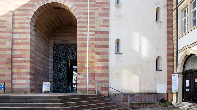 Nicht am Hauptportal des Würzburger Doms hingen die Thesen von Maria 2.0, sondern an der Eingangstüre des Gebäudes rechts. Nicht am Hauptportal des Würzburger Doms hingen die Thesen von Maria 2.0, sondern an der Eingangstüre des Gebäudes rechts.
