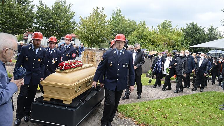 Aktive der Altfelder Wehr geleiteten den Sarg Georg Fertigs zum offenen Grab an der Friedhofsmauer.