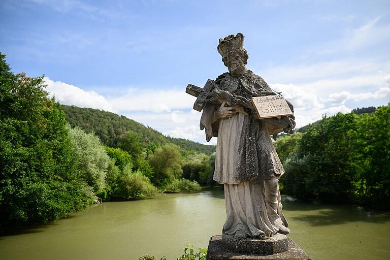 Die Mainbrücke in Gamburg ist ein schöner Ort für eine kurze Pause. Die Mainbrücke in Gamburg ist ein schöner Ort für eine kurze Pause.