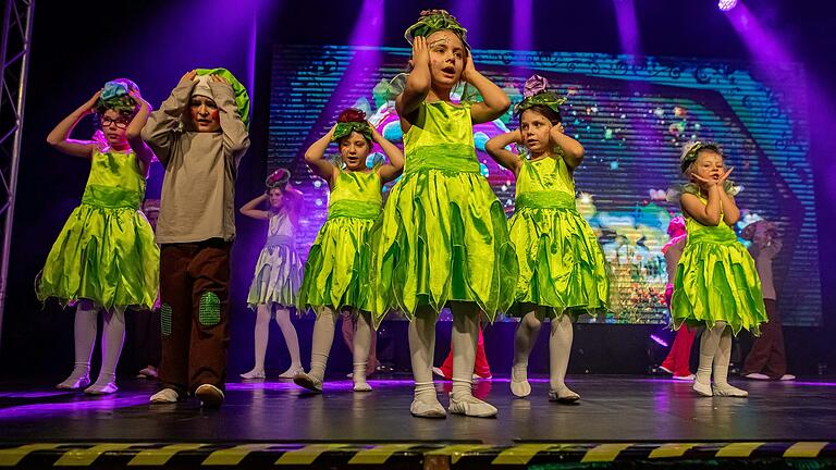 Die Turn- und Tanzgruppe zeigte eine zauberhafte Aufführung von 'Alice im Wunderland' Die Turn- und Tanzgruppe zeigte eine zauberhafte Aufführung von 'Alice im Wunderland'