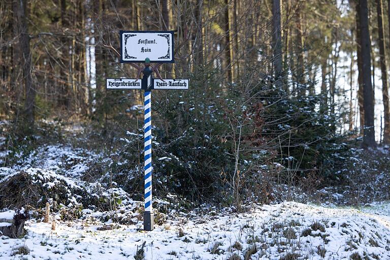 Auf Wanderung zum 'Heigenbrückener Sandstein': Die urigen Wegweiser zeugen von den Anfangszeiten des Tourismus im Spessart. Auf Wanderung zum 'Heigenbrückener Sandstein': Die urigen Wegweiser zeugen von den Anfangszeiten des Tourismus im Spessart. 
