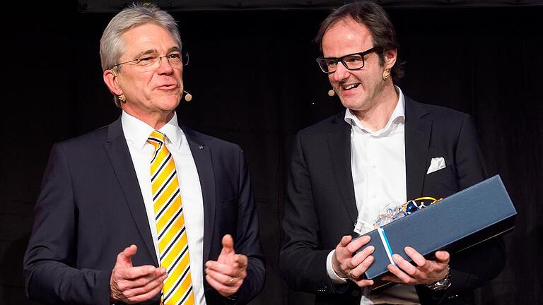 Haben gut lachen: Der scheidende VR-Bank-Vorstand Peter Siegel (links) und Kabarettist Vince Ebert lassen sich vom Publikum in Dettelbach feiern. Haben gut lachen: Der scheidende VR-Bank-Vorstand Peter Siegel (links) und Kabarettist Vince Ebert lassen sich vom Publikum in Dettelbach feiern.