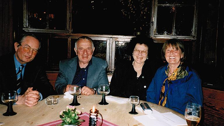 Das Ehepaar Jehuda und Hana Amichai (Mitte) mit den Würzburger Freunden Rosa und Otto Grimm beim Besuch einer Weinstube in Würzburg im Jahr 1997.