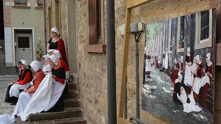Die Gruppe spectaculum fiel 'aus dem Rahmen' und stellte das Bild 'Freistund im Amsterdamer Waisenhaus' von Max Liebermann nach. Foto: Björn Hein - Die Gruppe spectaculum fiel 'aus dem Rahmen' und stellte das Bild 'Freistund im Amsterdamer Waisenhaus' von Max Liebermann nach. Foto: Björn Hein Die Gruppe spectaculum fiel 'aus dem Rahmen' und stellte das Bild 'Freistund im Amsterdamer Waisenhaus' von Max Liebermann nach. Foto: Björn Hein - Die Gruppe spectaculum fiel 'aus dem Rahmen' und stellte das Bild 'Freistund im Amsterdamer Waisenhaus' von Max Liebermann nach. Foto: Björn Hein
