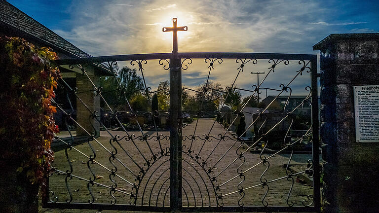 Sanierung der Gehwege im Schallfelder Friedhof geplant