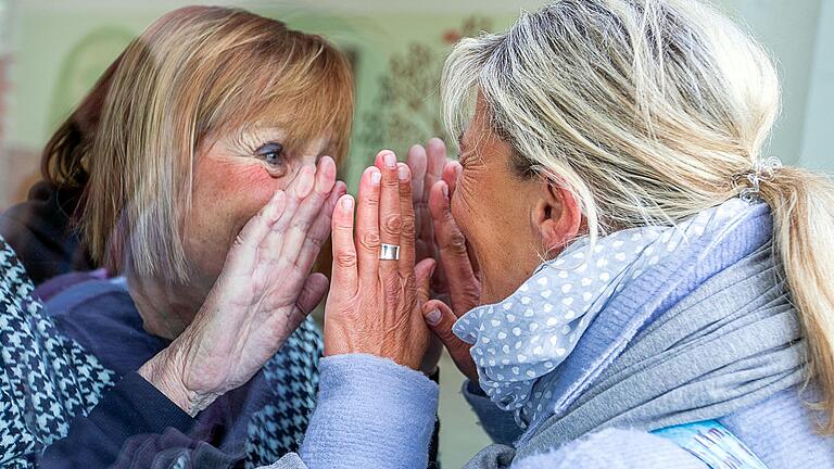 Kontakt zu Angehörigen nur hinter geschlossenen Scheiben: In den Seniorenheimen in Bayern herrschte wochenlang ein striktes Besuchsverbot (Symbolbild). Passend zum Muttertag werden die Auflagen nun ab diesem Samstag gelockert. Kontakt zu Angehörigen nur hinter geschlossenen Scheiben: In den Seniorenheimen in Bayern herrschte wochenlang ein striktes Besuchsverbot (Symbolbild). Passend zum Muttertag werden die Auflagen nun ab diesem Samstag gelockert. 
