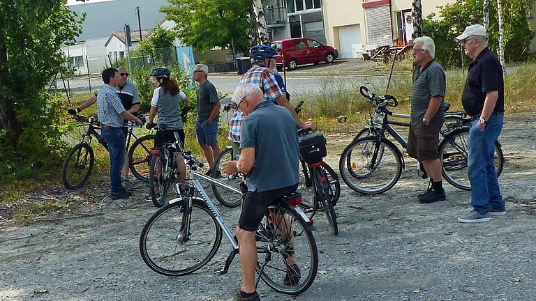 Startpunkt der „Bürgerversammlung mit dem Fahrrad“ war das ehemalige Gelände der Firma Schäflein, wo zuerst die neue Feuerwehrhalle errichtet werden soll und später die Sanierung des benachbarten Bauhofes ansteht. Startpunkt der „Bürgerversammlung mit dem Fahrrad“ war das ehemalige Gelände der Firma Schäflein, wo zuerst die neue Feuerwehrhalle errichtet werden soll und später die Sanierung des benachbarten Bauhofes ansteht.