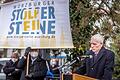 Josef Schuster 2019 bei der Verlegung von Stolpersteinen zur Erinnerung an ermordete Jüdinnen und Juden in Würzburg.