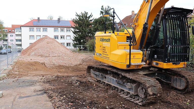 Mehr als ein Schuttberg ist von dem Wohngebäude in der Kitzinger Zeppelinstraße nicht geblieben. Mehr als ein Schuttberg ist von dem Wohngebäude in der Kitzinger Zeppelinstraße nicht geblieben.
