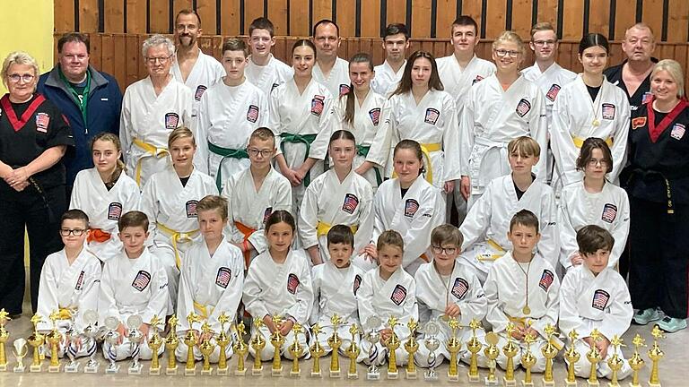 Auf dem Foto (von links): Andrea Winkler (2. Abteilungsleiterin Keichu Do Karate und Trainerin), Matthias Schneider (Vorstand Verwaltung TSV); von rechts: Lea Winkler (Trainerin Keichu Do Karate), Patrick Paolozzi (1. Abteilungsleiter und Trainer Keichu Do Karate); dazwischen die platzierten Teilnehmer des TSV Rottenbauer bei der European Open Kampfsportmeisterschaft