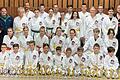 Auf dem Foto (von links): Andrea Winkler (2. Abteilungsleiterin Keichu Do Karate und Trainerin), Matthias Schneider (Vorstand Verwaltung TSV); von rechts: Lea Winkler (Trainerin Keichu Do Karate), Patrick Paolozzi (1. Abteilungsleiter und Trainer Keichu Do Karate); dazwischen die platzierten Teilnehmer des TSV Rottenbauer bei der European Open Kampfsportmeisterschaft