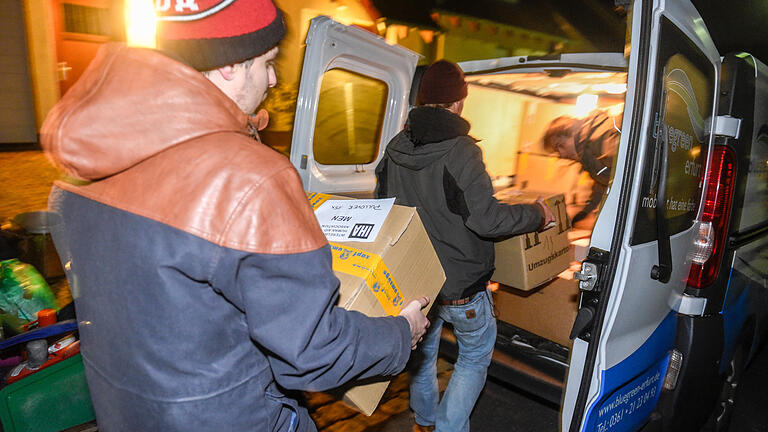 Würzburg, Rottenbauer, Abfahrt einer Helfergruppe der mobilen Flüchtlingshilfe zu den Flüchtlingen in Slowenien, Kroatien und Serbien. Würzburg, Rottenbauer, Abfahrt einer Helfergruppe der mobilen Flüchtlingshilfe zu den Flüchtlingen in Slowenien, Kroatien und Serbien.