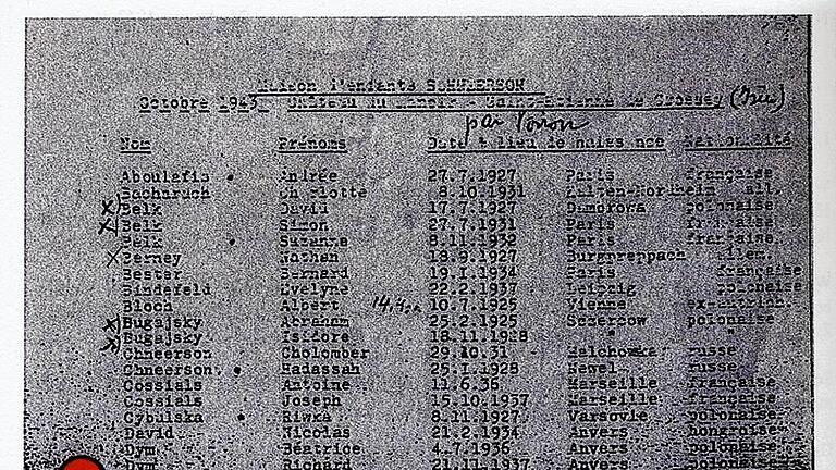 Eine Liste des Kinderheims im Château de Manoir bei St.-Etienne-de-Crossey vom Oktober 1943, mit den Namen von Nathan Berney (sechster Name von oben) und Gerhard Eckmann (roter Punkt; 20. von oben). Insgesamt enthält die Liste 49 Namen.