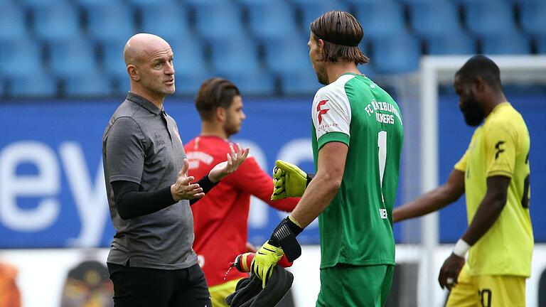 Kickers-Trainer Marco Antwerpen (hier im Zwiegespräch mit Torhüter Fabian Giefer) will die Aufregung um die drei „falsch positiven“ Corona-Tests vor dem Spiel beim HSV nicht als Ausrede für die 1:3-Niederlage gelten lassen.