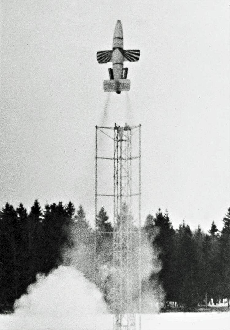 Die Bachem Ba 349 'Natter' beim Raketenstart von einem Mast. Die Bachem Ba 349 'Natter' beim Raketenstart von einem Mast.