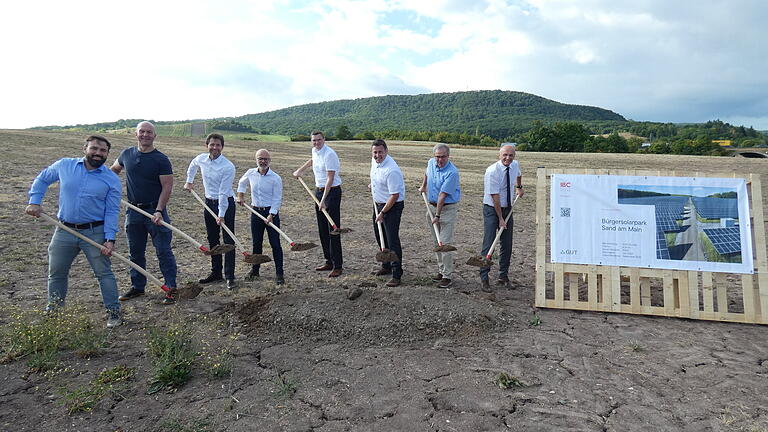 Der offizielle Spatenstich zum Bürgersolarpark wurde am Dienstag vollzogen: (von links) Dominik Pfeifer (Projektentwickler IBC Solar), Ralf Schuberth (Technischer Projektleiter IBC Solar), Julius Möhrstedt (Gesellschafter IBC Solar), Gunter Häckner (Vorstandsvorsitzender BEG Haßberge), Marcus Fröhlich und Marco Siller (beide Geschäftsführer GUT), Sands Bürgermeister Bernhard Ruß und Landrat Wilhelm Schneider.