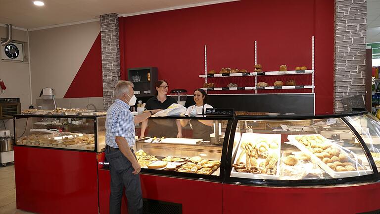 Türkische und deutsche Backwaren, süß oder herzhaft, gibt es neben Kaffee- und Teespezialitäten jetzt im Café des Supermarkts Aslan am Karlstadter Tiefenweg