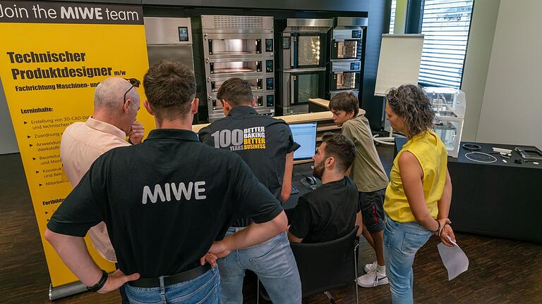 Interessierte Jugendliche und deren Eltern erhalten an der Station des Technischen Produktdesigners tiefe Einblicke in den kreativen wie anspruchsvollen Beruf.