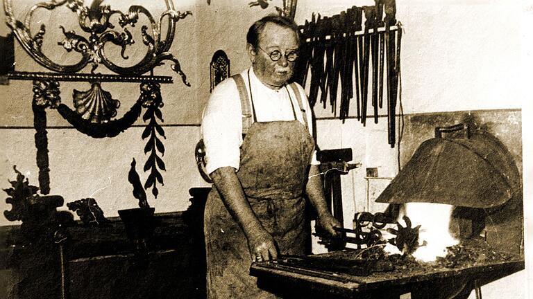 Josef Neuser an seinem 40-jährigen Geschäftsjubiläum in seiner Kunstschmiede.&nbsp;