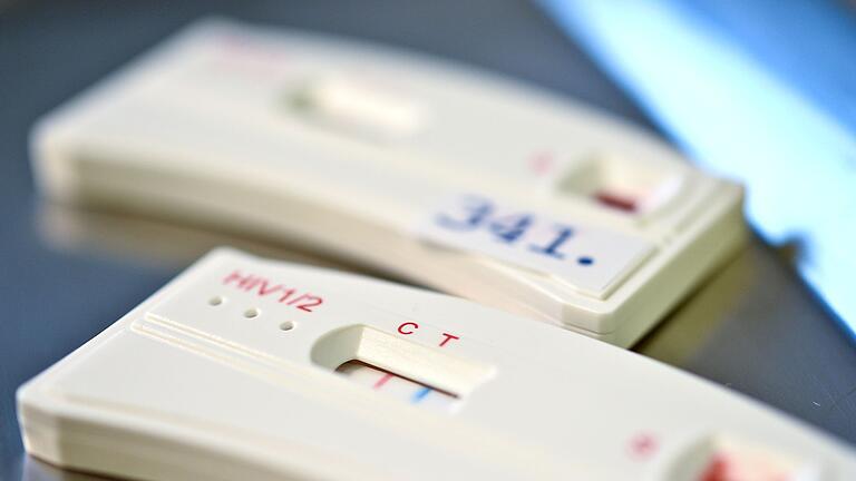 HIV-Schnelltest - HIV-Schnelltests zeigen an, ob jemand das Virus in sich trägt. (Archivbild) HIV-Schnelltest - HIV-Schnelltests zeigen an, ob jemand das Virus in sich trägt. (Archivbild)