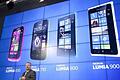 Nokia-Chef präsentiert Lumia 610       -  Nokia setzt bei seinen Smartphones auf das Betriebssystem Windows Phone - Firmenchef Stephen Elop stellte in Barcelona das günstige Modell Lumia 610 vor. Foto: Nokia