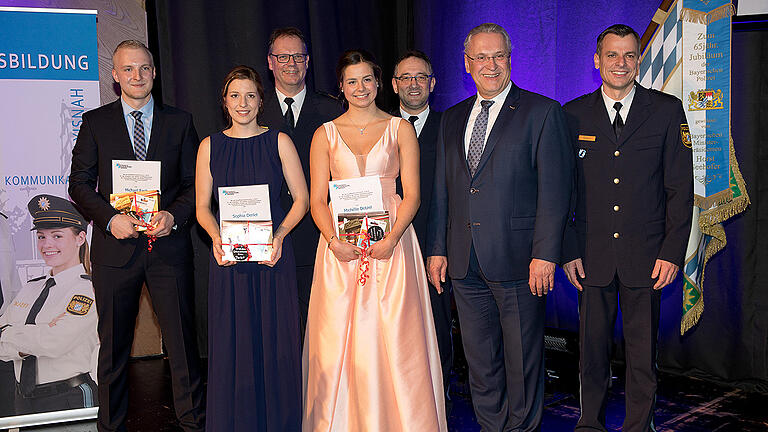 „Die Besten“ (von links): Michael Rack (Platz 3), Sophia Derlet (Platz 2) Polizeivizepräsident Detlev Tolle, Michelle Dotzel (Platz 1), Polizeidirektor Thomas Bauer, Innenminister Joachim Herrmann und Polizeioberrat Jochen Dietrich