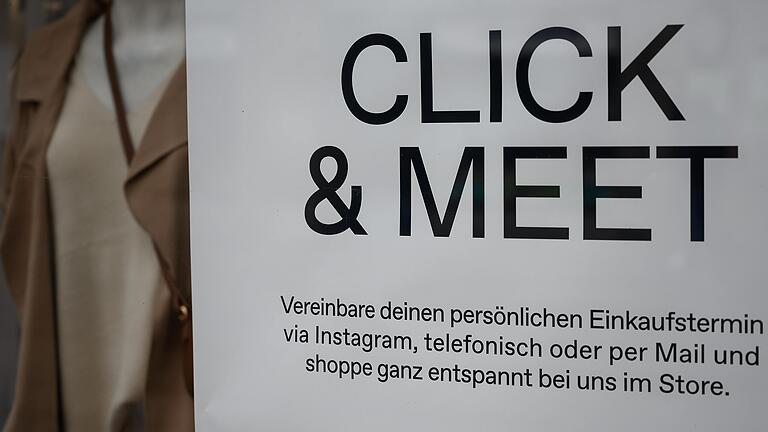 Mit Schildern in den Schaufenstern werden Einzelhändler ab Freitag auch im Landkreis Schweinfurt auf die neuen Einkaufsmodalitäten hinweisen. Mit Schildern in den Schaufenstern werden Einzelhändler ab Freitag auch im Landkreis Schweinfurt auf die neuen Einkaufsmodalitäten hinweisen.