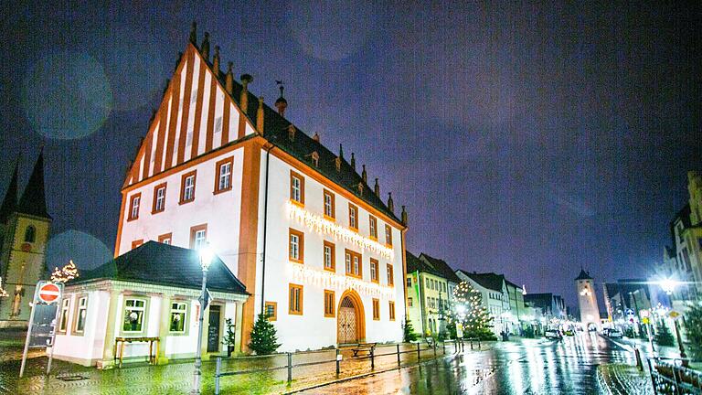 Im alten Rathaus in Haßfurt richtet der Landkreis jetzt ein 'Übergangs-Impfzentrum' ein, um der stark gestiegenen Nachfrage nach Impfterminen gerecht zu werden. Auch in Ebern gibt es ab Montag ein solches Angebot. Im alten Rathaus in Haßfurt richtet der Landkreis jetzt ein 'Übergangs-Impfzentrum' ein, um der stark gestiegenen Nachfrage nach Impfterminen gerecht zu werden. Auch in Ebern gibt es ab Montag ein solches Angebot.