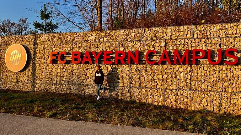 Freut sich auf die neue Herausforderung: Lennart Karl vor dem Schild am Bayern Campus. Freut sich auf die neue Herausforderung: Lennart Karl vor dem Schild am Bayern Campus.