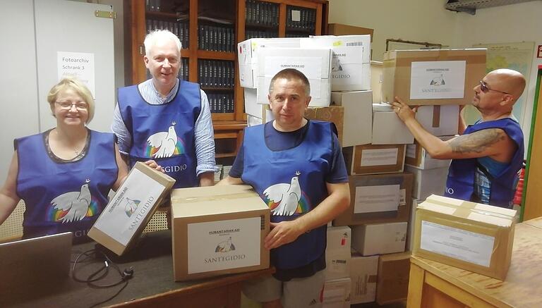 Dieter Wenderlein (Zweiter von links) packt zusammen mit Ehrenamtlichen Hilfsgüter für eine Lieferung in die UKraine. Dieter Wenderlein (Zweiter von links) packt zusammen mit Ehrenamtlichen Hilfsgüter für eine Lieferung in die UKraine.