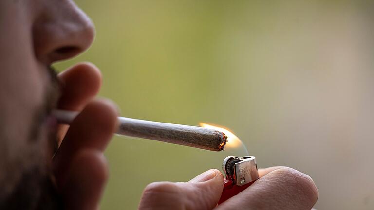 Cannabis-Joint       -  Bis zum ersten Joint aus Anbauvereinen dürfte es noch dauern.