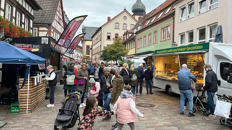 Da pulsierte das Leben: der Raum hinter dem Alten Rathaus, aber vor allem der Marktplatz füllte sich spätestens ab 17 Uhr immer mehr. Mancher wünschte sich dort gerne ein paar zusätzliche Stehtische.