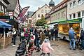 Da pulsierte das Leben: der Raum hinter dem Alten Rathaus, aber vor allem der Marktplatz füllte sich spätestens ab 17 Uhr immer mehr. Mancher wünschte sich dort gerne ein paar zusätzliche Stehtische.