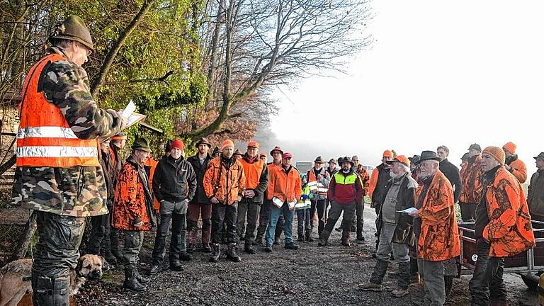 Die Treibjagd beginnt: Hubert Helfrich gibt letzte Einweisungen.