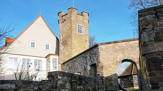 Der Schein trügt: Das heutige Bild der Burgruine ist geprägt von moderneren Anbauten, die bis in das Jahr 1860 zurückreichen. Aus dieser Zeit stammt auch der Aussichtsturm.