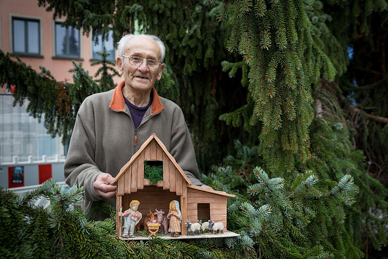 Diese Krippe wird bei Metzgerei Kram in der Klosterstraße 8 stehen. Es handelt sich um eine fränkische Krippe aus Lindenholz, die Erich Hilpert (im Bild) gefertigt hat.&nbsp;